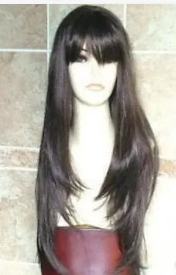 Vacker kvinna svart rakt långt syntetiskt hår peruk