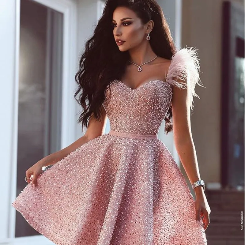 Dubai Luxury Princess Homecoming Dresses Chic Feather Pearls Beaded Knee Length Party Gowns Sexig Fashion Short Prom Dress Cocktail Dresses