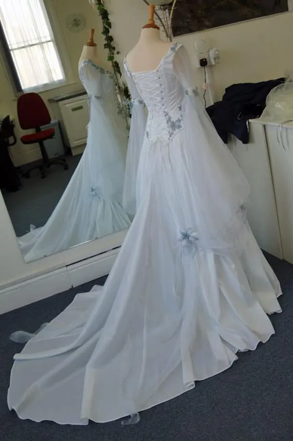 Vintage celtyckie sukienki ślubne białe i jasnoniebieskie kolorowe średniowieczne sukienki ślubne dekolt dekoltu gorset długi dzwonek Applique245o