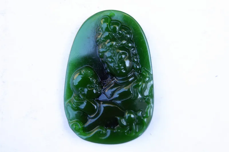 Belle Mongolie extérieure jade sculpté à la main déesse de la miséricorde amulette pendentif collier amulette rectangulaire.