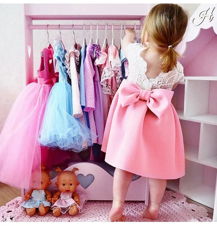 Ny sommarbarnsflickor klänning Ins Barn Mode Fly Sleeve Lace Bowknot Princess Party Dresses 2 Färger Gratis frakt Z11