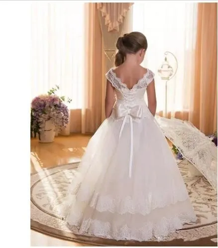 2018 Cheap Flower Girls Dresses for Weddings bow ribbon Scoop Backless With Appliques Princess Children First Communion Dresses