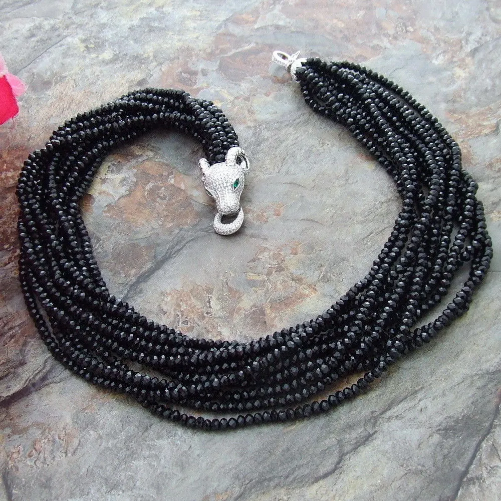 Affascinante collana a 11 fili in cristallo sfaccettato nero con micro intarsio in zircone gli accessori della testa di leopardo si chiudono lungo 53 cm