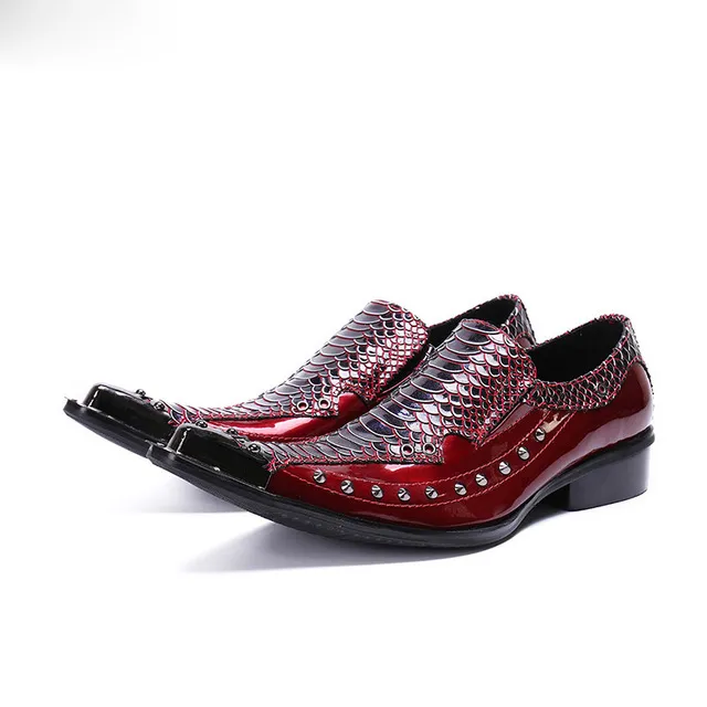 男性の結婚式の靴のレザーBalck Red Spiked Slip on Loafersの上に尖った鋼のつま先オックスフォードの靴イタリアの古典的な正式な靴