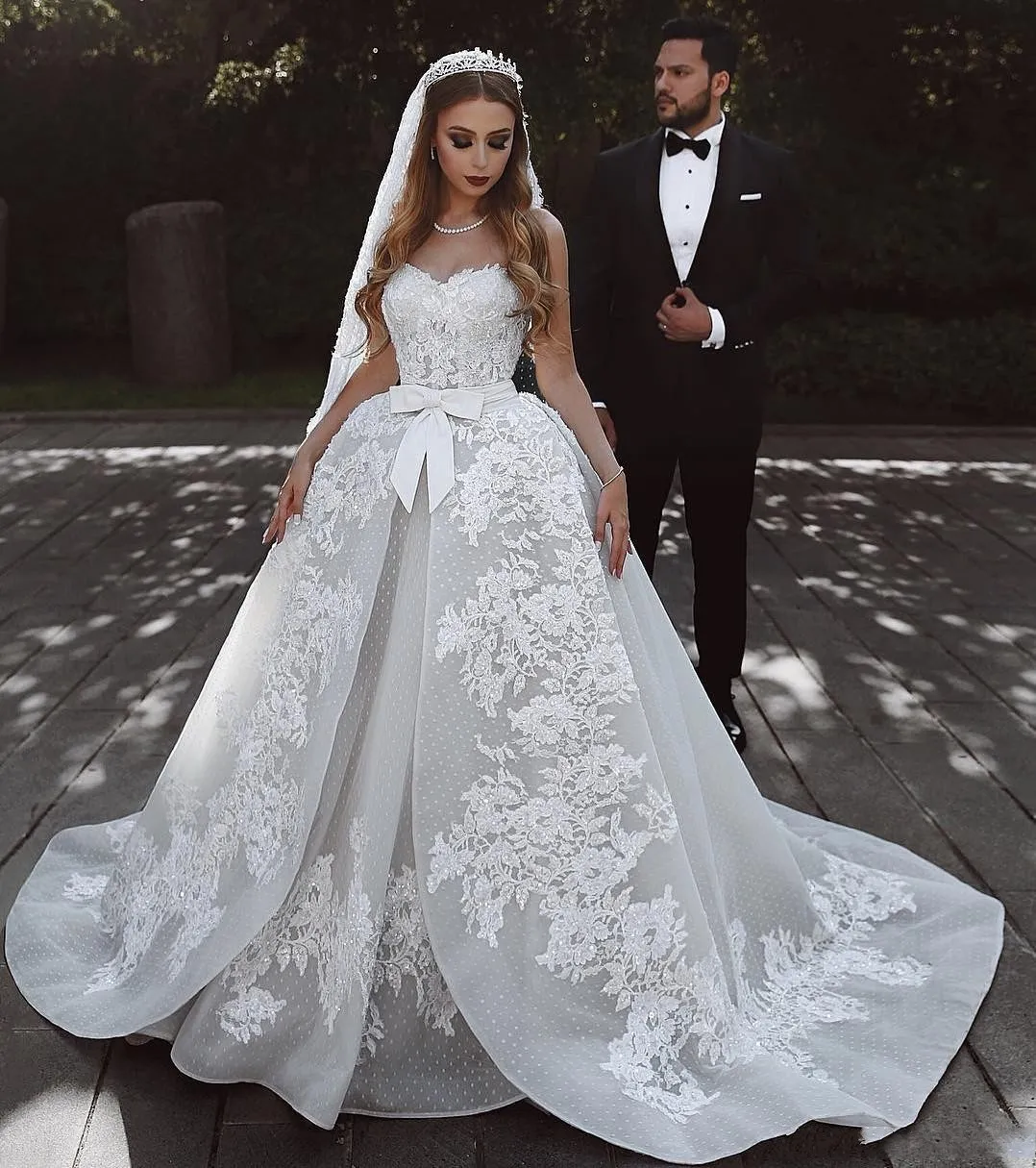 2019 Nya moderna bollkakor bröllopsklänningar Lace Applique Sash Sweetheart Ärmlös Sweep Train Custom Made Plus Size Formella Brudklänningar