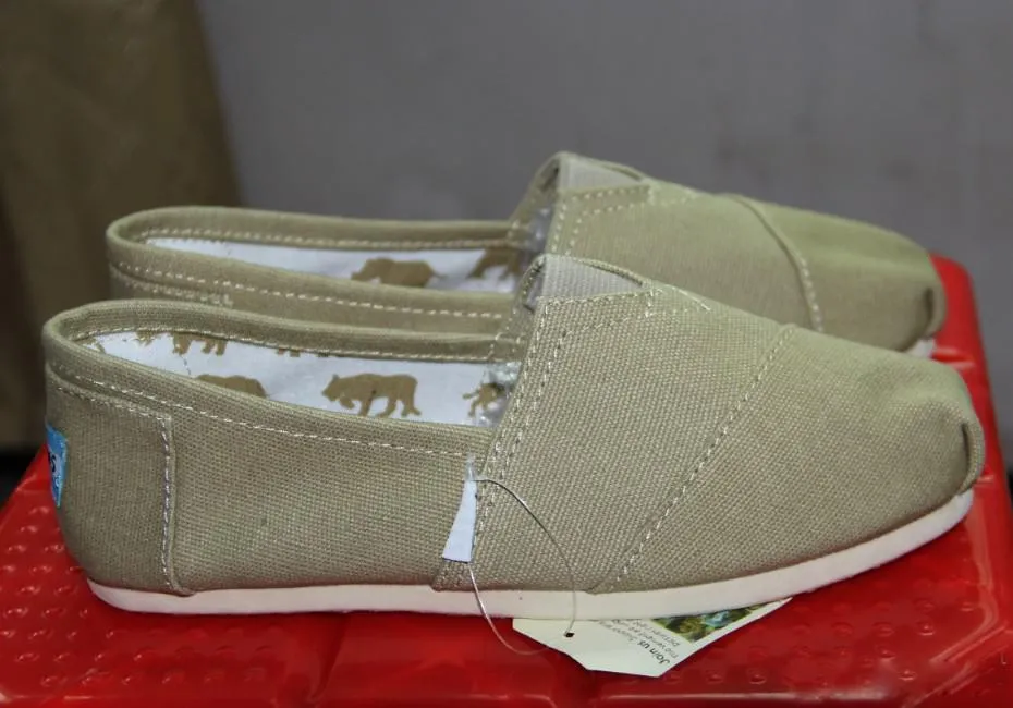 35-45 EUR Grossist Märke Mode Kvinnor Solida paljetter Plattor Skor Sneakers Kvinnor Män Canvas Skor loafers fritidsskor Espadrillos