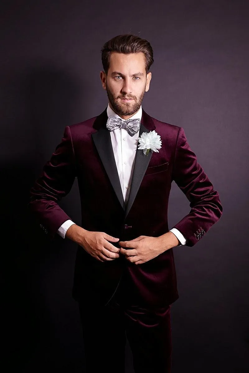 Snygg Design Groom Tuxedos One Button Mörk Röd Velvet Notch Lapel Groomsmen Bästa Man Suit Mens Bröllopskläder (Jacka + Byxor + Tie) No: 861