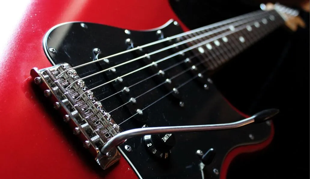 ビンテージリロード2006キャンディアップル赤セントエレキギターアルダーボディ、カエデネック、ローズウッドフィンガーボード、ブラックピックガード、ダブルロックトレモロ