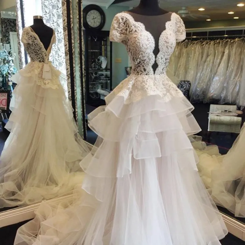 화려한 로우 컷 라인 웨딩 드레스 2018 여름 레이스 반팔 웨딩 드레스 Tulle Tiered Sweep Train 웨딩 Vestidos Custom Made