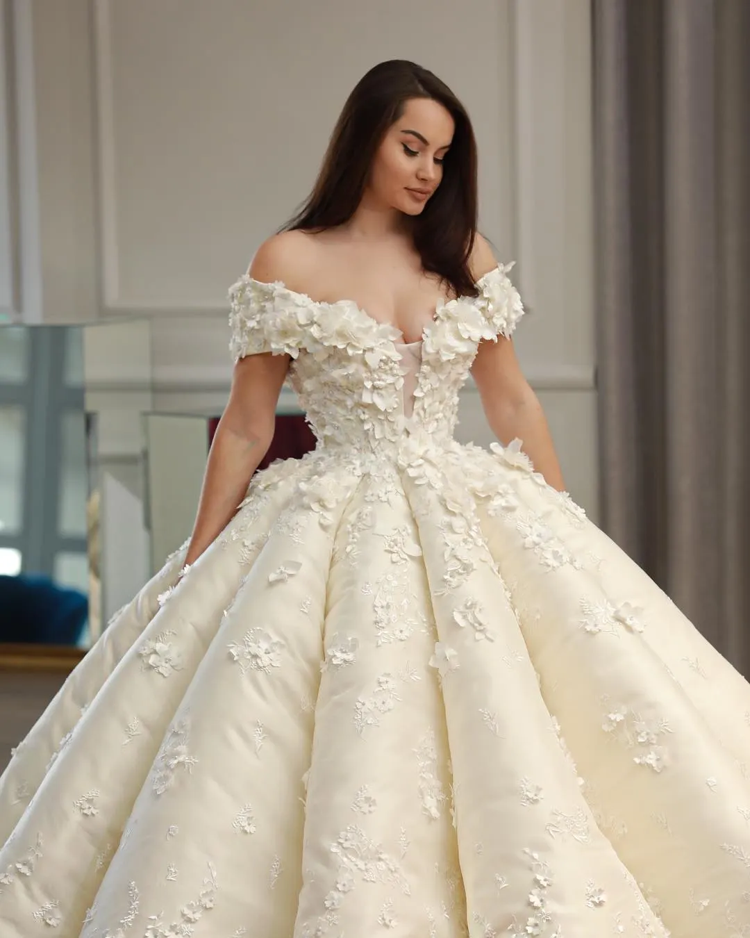 Saudiarabisk Dubai Princess Bröllopsklänning Av Axelpärlor 3D Blommorapplikationer Tule Ball Gown Bröllopsklänningar Charmig Arabia Bridal Bröllopsklänning