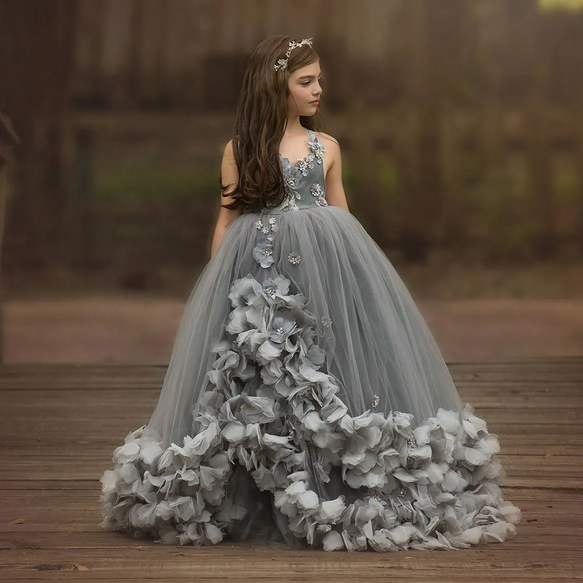 Grey Beaded Ball Gown Girls Pageant Dresses V Neck Flower Girl Dress Tulle 3D Appliqued Floor Length Kids Holy Communion Dress