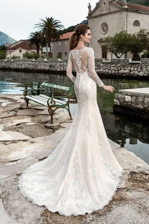 새로운 디자이너 Long Mermaid Wedding Dresses 2018 보트 넥 버튼 백 긴 슬리브 코트 코트 레이스 웨딩 신부 가운 멍청이 de1902480