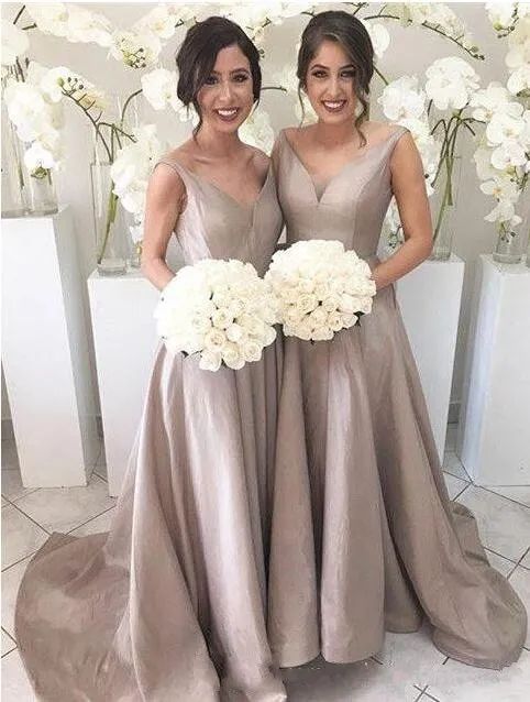 Enkla eleganta brudtärna klänningar En linje ärmlös V Neck Golvlängd Sweep Train Garden Wedding Guest Party Gowns 2018 under 90