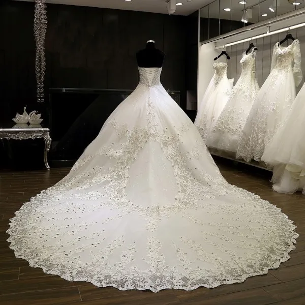 Luxury 2018 Bling Wedding Abito da sposa Minoro Shince Shiny Diamanti pesanti corpi in pizzo Big Cathedral Train Abito da sposa di alta qualità Dubai