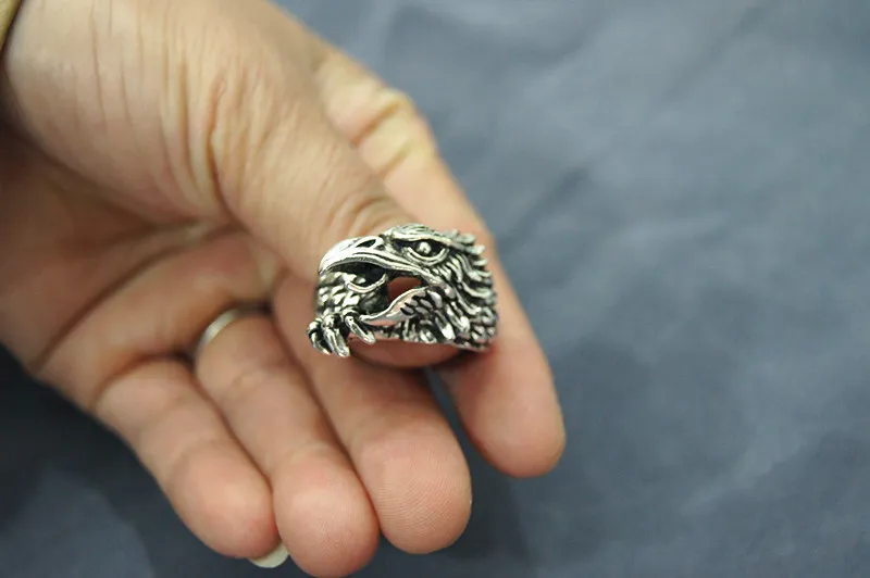 Vintage bronze eagle pengcheng wan ring. The ring is a man's first choice.