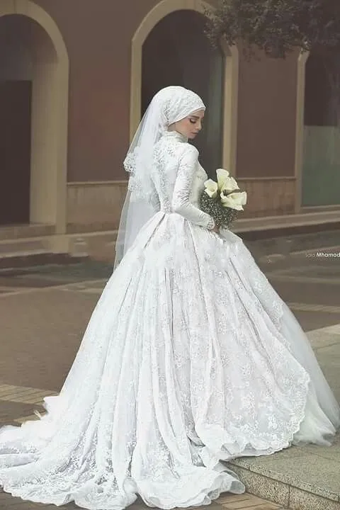 Vestido de baile de encaje, vestidos de boda musulmanes, cuello alto, mangas largas, hinchados, con cuentas, tren cubierto, botones cubiertos, vestidos de novia con velo Hijab