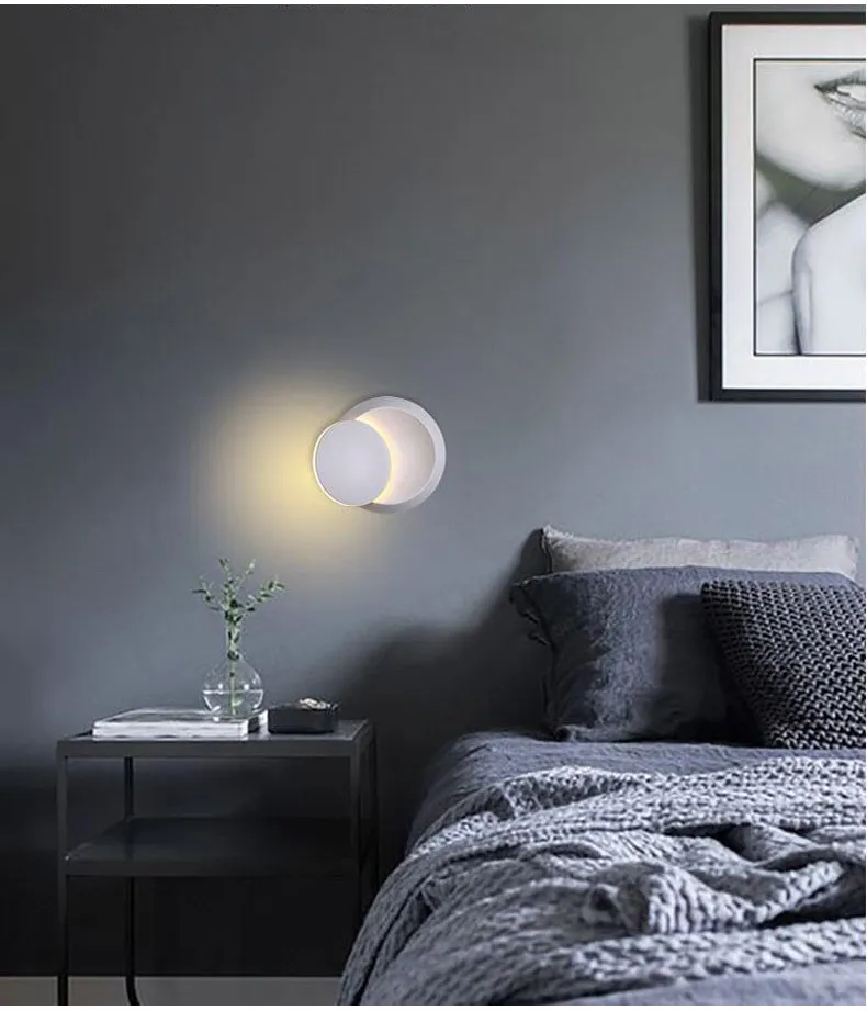 2018 Lampade da parete Nero Bianco 90-260V Applique da parete interni Lampada da parete a led Camera da letto Angolo 360 Girevole Placcato in metallo 5W Led Sconce Lampadina creativa