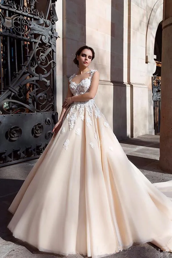 2018 Robes De Mariée Champagne Une Ligne Sheer Neck Applique Dentelle Corset Court Train Robes De Mariée Sur Mesure Robes De Fête De Mariage