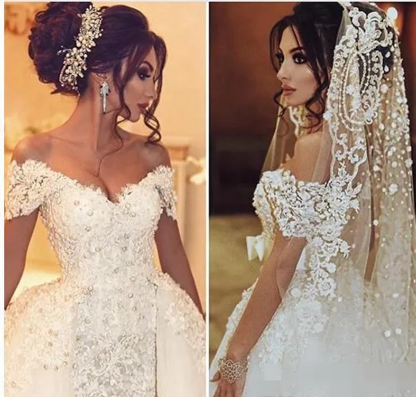 Arabiska lyxiga pärlor Applique spetsar overskirts bröllopsklänningar korta ärmar av axel sjöjungfru brudklänningar med avtagbar trai285a