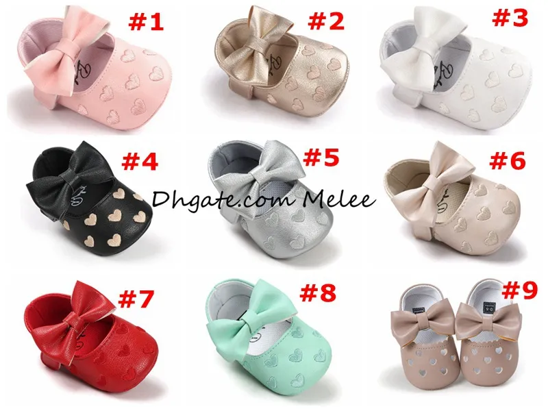 Ins Wählen Sie Baby Mokassins Liebe Herz Bogen Infant Prewalker PU-Leder-Kinder aushöhlen Schuhe für Jungen Mädchen weiche Anti-Rutsch-Sohle