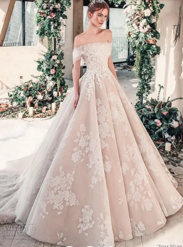 2019 Tony Ward Boho Bröllopsklänningar Av Skulder Lace Applique Sweep Train Ärmlös Strand Bröllopsklänningar Beaded Plus Size Bridal Dress