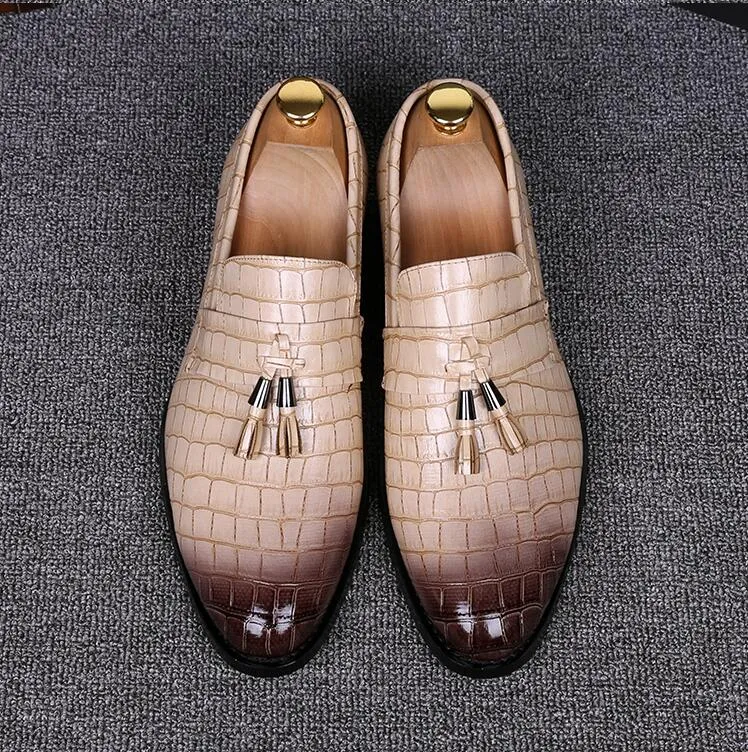 Luksusowe Letnie Mężczyźni Tassel Point Toe Pattern Skórzane Mokasyny Niebieski Czerwony Żółty EUR Rozmiar 38-43 Ślub Randki Buty Barber M536