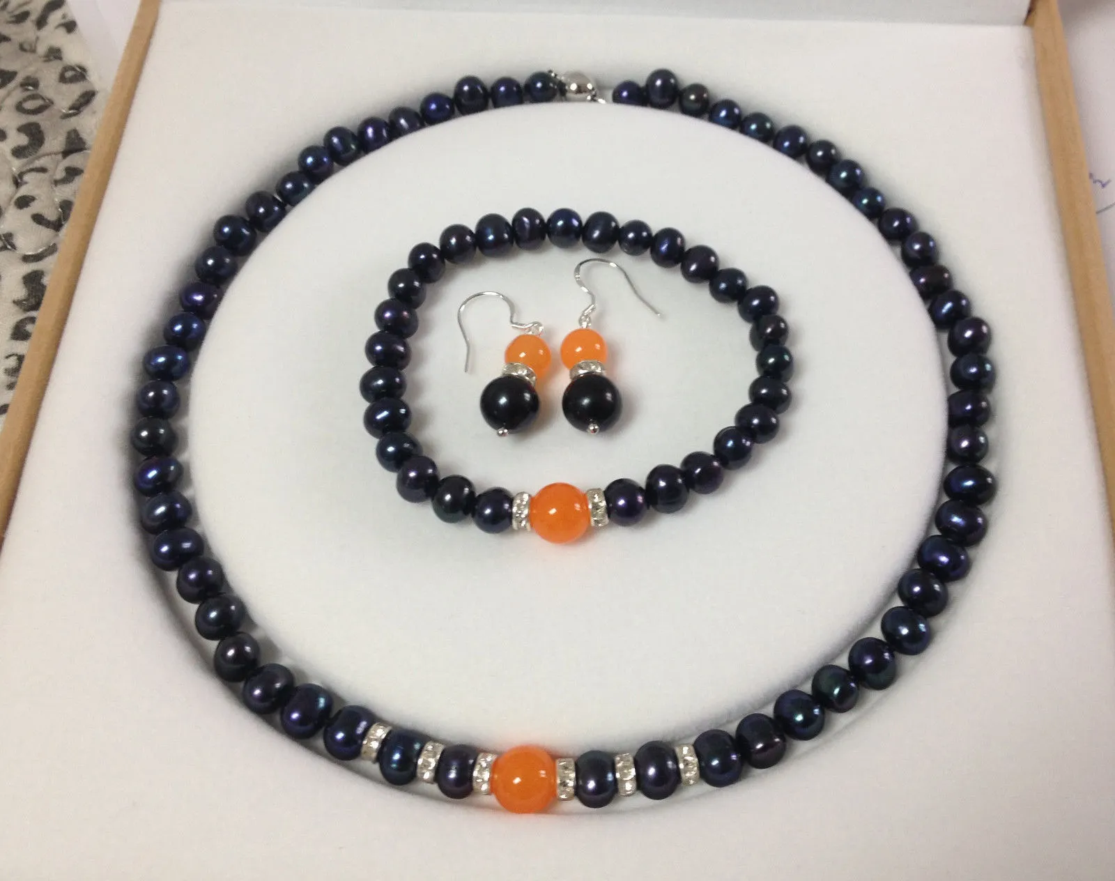 Schwarze Akoya-Zuchtperle/orangefarbene Jade-Armbänder, Halskette, Ohrringe, Set, ohne Verpackung, kostenloser Versand