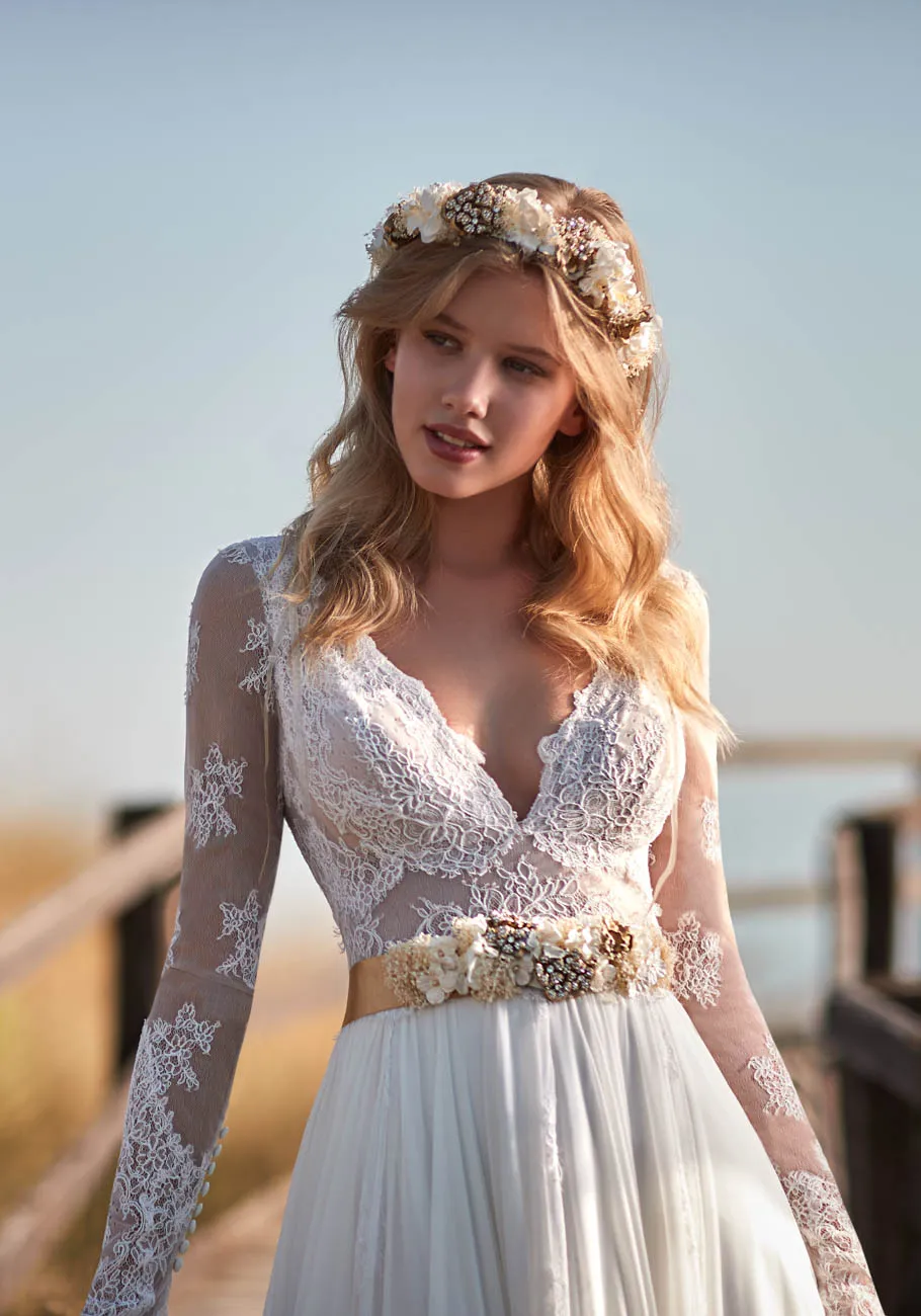 Une ligne dentelle robes de mariée de plage Applique en mousseline de soie col en V balayage train à manches longues pays robes de mariée ceinture Boho robe de mariée, plus la taille