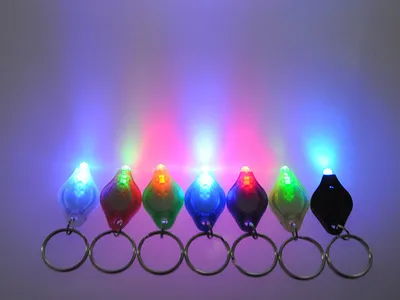 Mini Torch Keychains Ring LED-nyckelkedjor 7 Färger Lätt plast Nyckelkedjor Ring UV LED Light Shell Färg Slumpmässigt Tillbehör