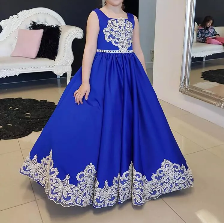 Modest 2018 Royal Blue Satin Kids Prom Klänningar med Vit Lace Applique Pärlor Bow Sash Flower Girls Klänningar för bröllop Anpassad EN2074