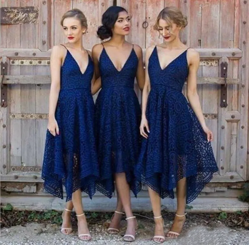 2021 New Bridesmaid Dresses Te-Length Blush Pink Navy Blue Lace Oregelbundet Hem V Neck Maid of Honor Country Wedding Party Guest Gowns