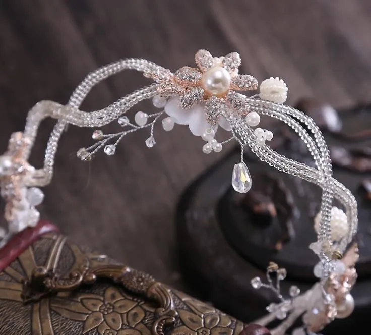 Abito da sposa con fascia in cristallo fatto a mano, accessori di fiori di diamanti, ornamenti da sposa