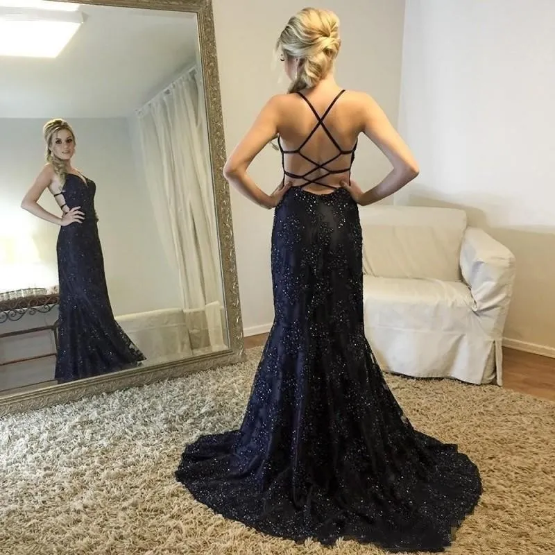 2018 Tanie suknie wieczorowe Halter Aplikacje Koronki Kryształ Zroszony Syrenka Criss Cross Back Formalne Prom Suknie Plus Size Arabska Party Dress