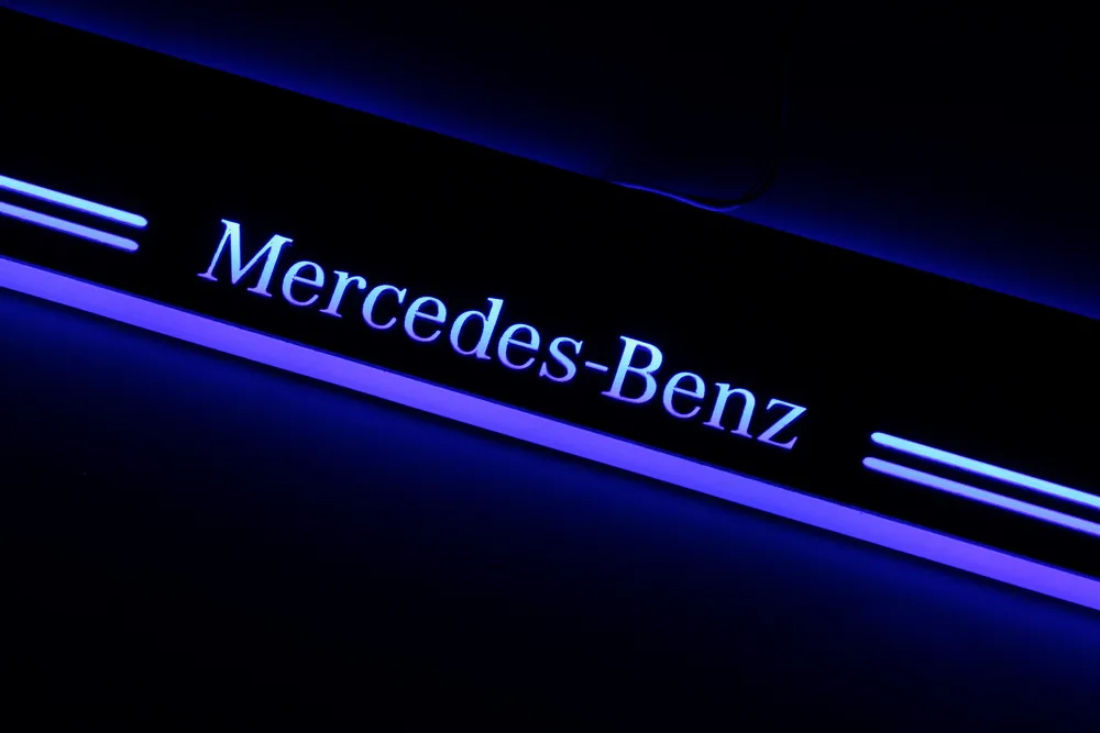 LED in movimento acrilico pedale di benvenuto auto piatto dello Scuff pedale davanzale della porta luce Mercedes A W176 2013- 20152942301