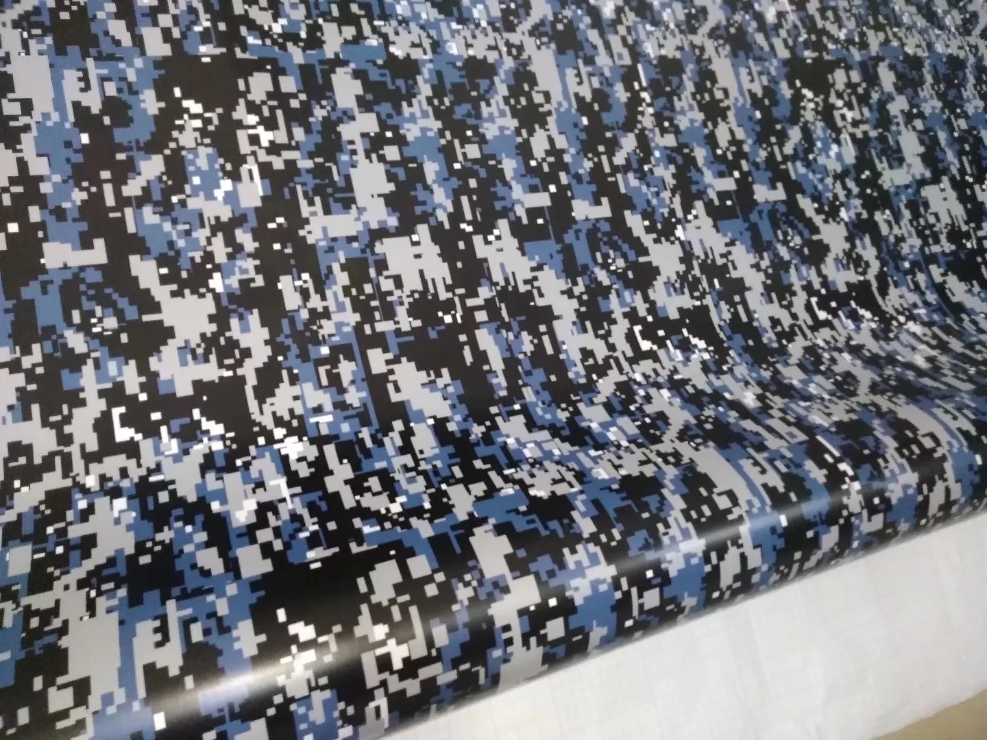 Impressionnant numérique bleu petits caractères Camo Vinyl pour emballage de voiture avec bulle d'air autocollants d'emballage de voiture à moteur de camouflage imprimés gratuits 1.52x30 m