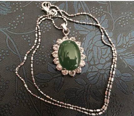 Malaysischer Jade-Anhänger mit Kette. Anzahl auswählen und kaufen