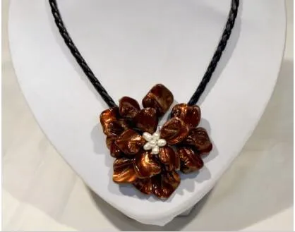 Collana barocca fatta a mano con fiori in madreperla marrone e pelle intrecciata