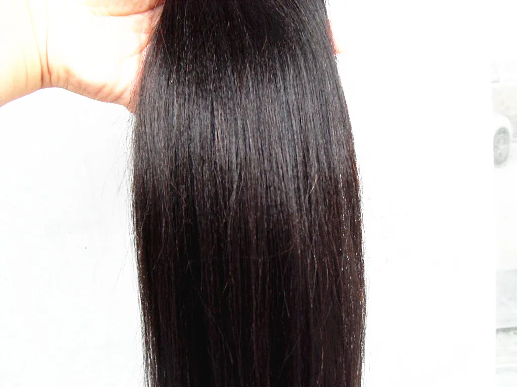 Agrafe brésilienne de cheveux de Yaki de lumière de cheveux de Vierge humaine dans des prolongements de cheveux naturels non transformés de couleur noire