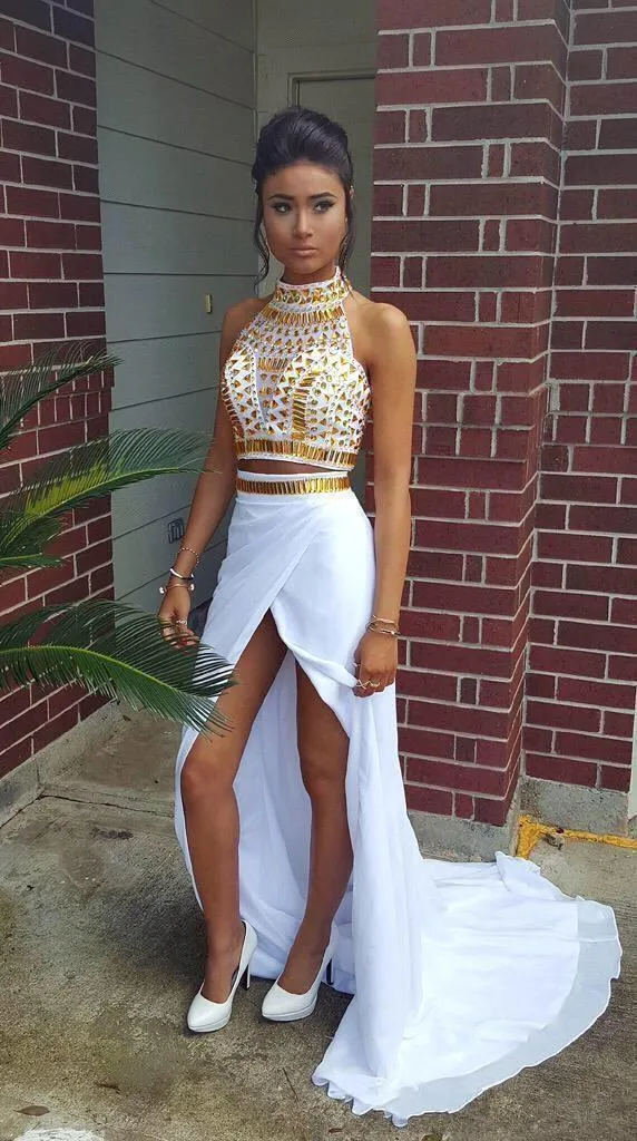 2018 African Gold Crystal Zweiteilige Ballkleider Stehkragen Weiß Chiffon Sexy High Split Prom Party Kleider Open Back Frauen Pageant Kleid