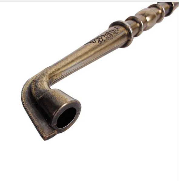 La tige de tuyau en métal antique de 29 cm de long peut être démontée pour nettoyer le vieux pot de tabac en cuivre