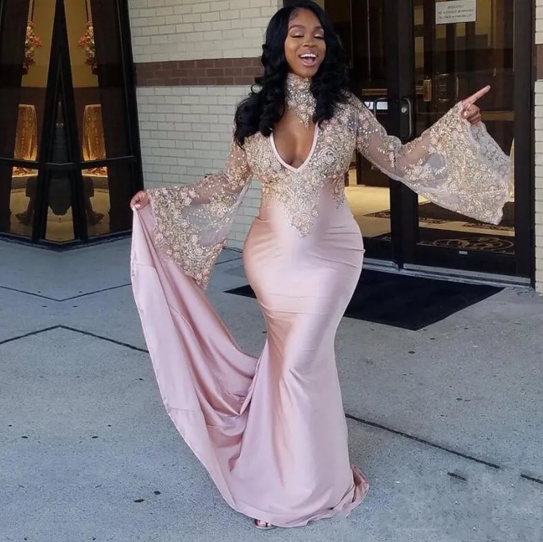 South African Pink High Neck Prom Klänningar Plus Storlek Deep V Neckline Sheer Long Trumpet Sleeves Evening Gowns Lace Appliques Long Party Dress