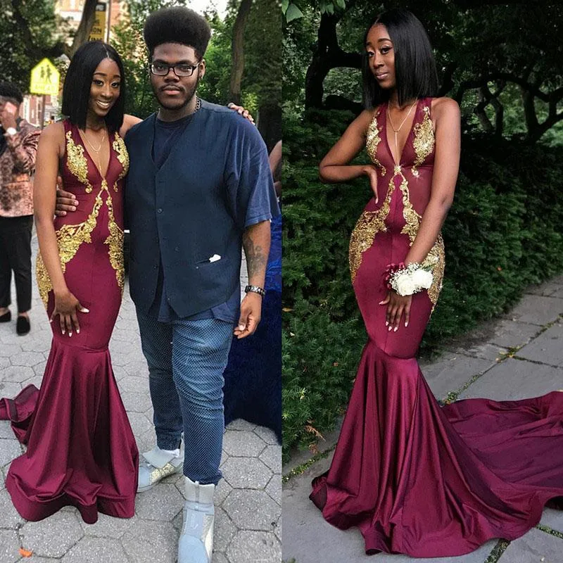 Maroon Prom Dresses 2019 Partito formale da sera Abiti da spettacolo Profondo scollo a V Backless Nero Ragazza Coppia Giorno Sirena Pizzo oro Lungo economici