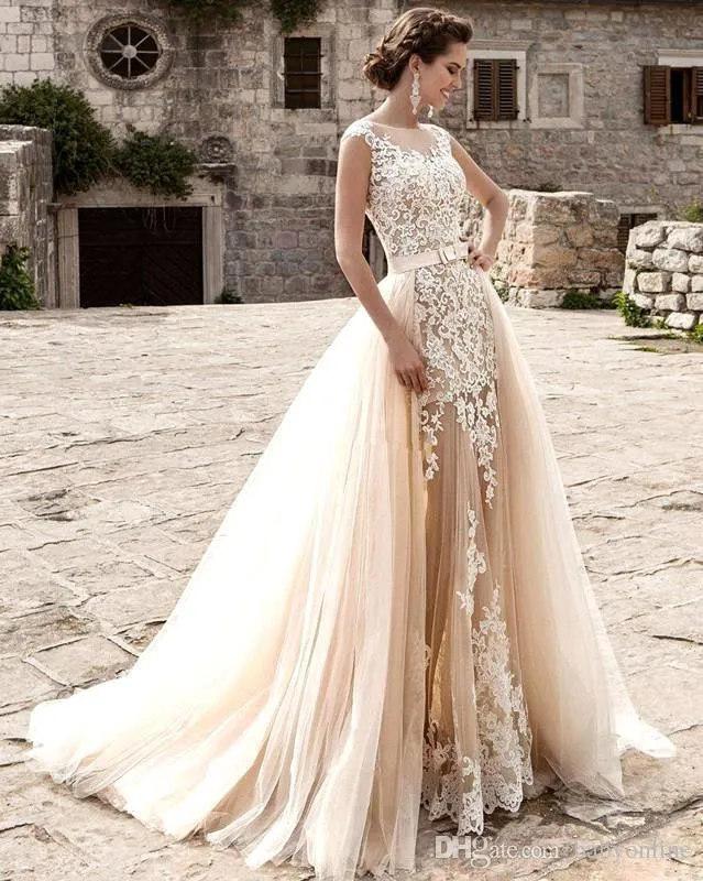 2022 Modest Champagne Bröllopsklänningar med avtagbar kjol Vit Lace Appliqued Court Train Beach Garden Bridal Gowns BA5359