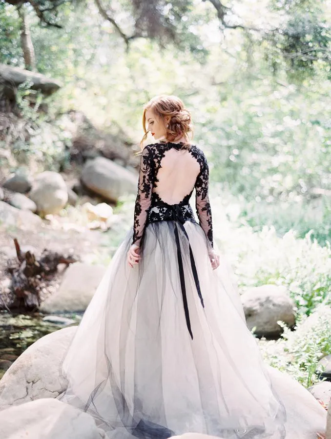 Mais recente vestido de noiva de renda preta e tule branca Sexy V pescoço ilusão traseira de mangas compridas vestidos de noiva góticos vestidos de noiva góticos
