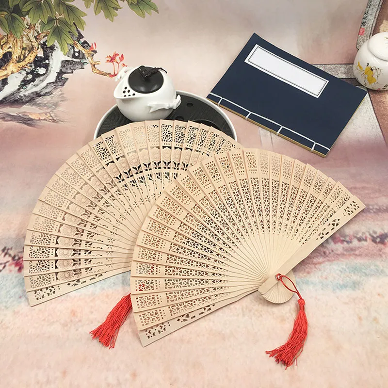 新しい中国の芳香族の木製のハンドファン携帯用女性の結婚式の手作りの折りたたみファンの家の装飾パーティーの好意