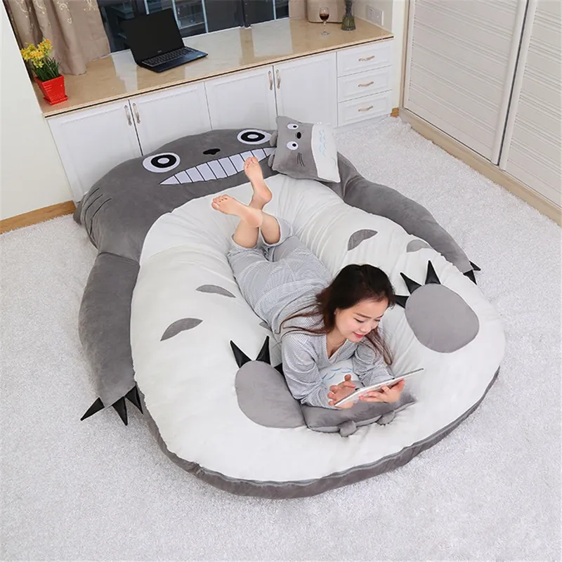 Dorimytrader Anime Totoro Sorage de couchage doux en peluche grande bande dessinée Totoro canapé-lit tatami tatami pour enfants décoration de salle cadeau D1070829