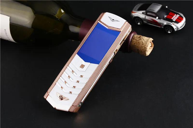 Olåst lyx guld signatur dual sim kort mobiltelefoner rostfritt stål läder kropp mp3 kamera Bluetooth 8800 metall mobiltelefon fri väska