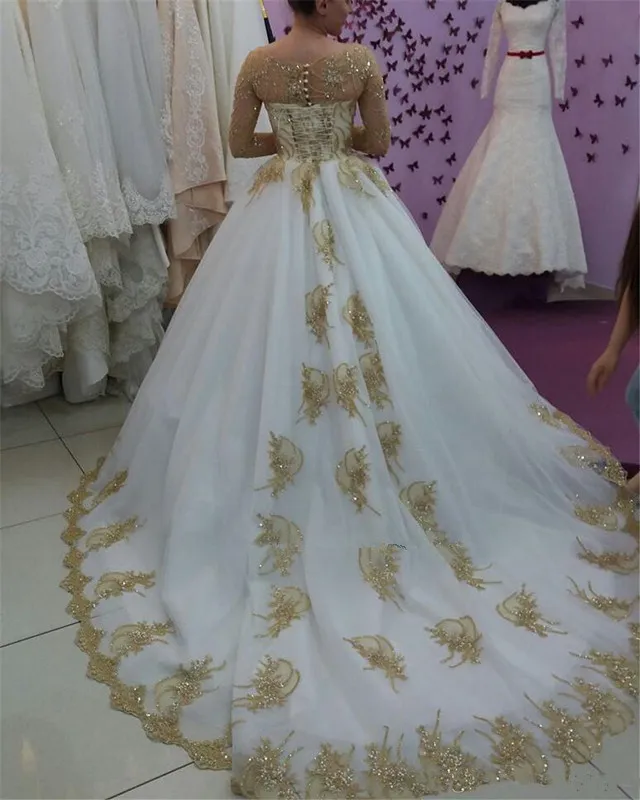 Nieuwe Baljurk Arabische Kant Lange Mouwen Trouwjurken Dubai Ronde Hals Gold Applique Beaded Plus Size Button Back Bridal Jurken Court Train