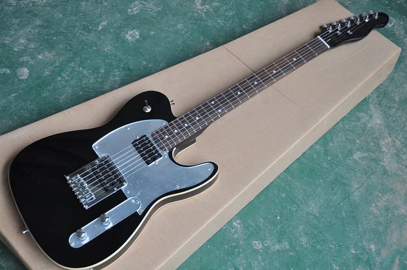 Guitare électrique noire avec pickguard miroir, manche en palissandre, corps de reliure, matériel chromé, peut être modifié à votre demande.