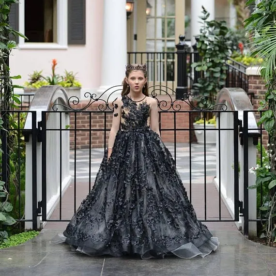 Mode Black Lace Flower Meisjes Jurken Lange Mouwen 3D Applicaties Puffy Ball Gown Couture Pageant Jurk voor meisjes op maat gemaakte verjaardagskleding